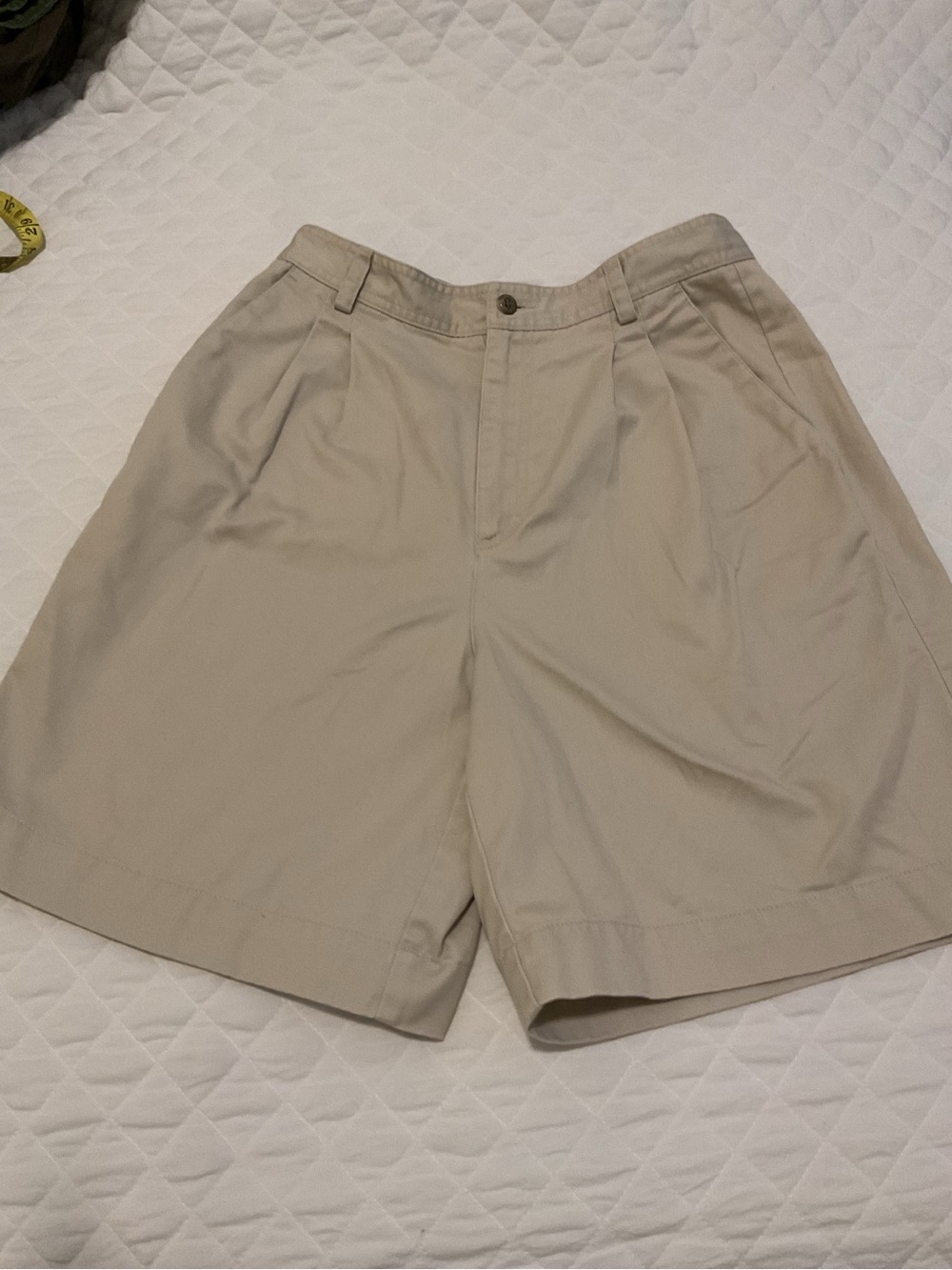 Liz Claiborne LizSport Women’s Khaki pleated  Front Shorts size 10